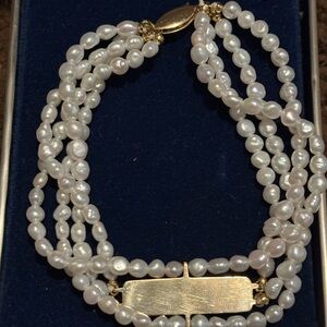 Elegant  vintage genuine freshwater White Pearl with 14k solid gold bar&clasp